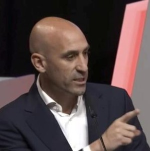 开云在线-西足协主席拒绝被宣布的辞职，自曝接吻全过程