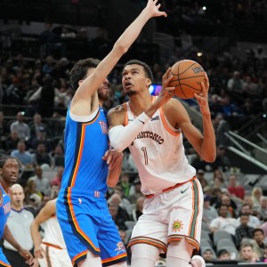 铆足了劲要打你！文班亚马低位扛着切特 转身抛投丝滑打进