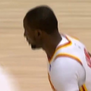 kaiyun-比身体素质我也不差！杰伦·布朗单打转身上篮 库明加钉板大帽！